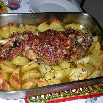 Agnello al forno con patate, un classico piatto pasquale siciliano