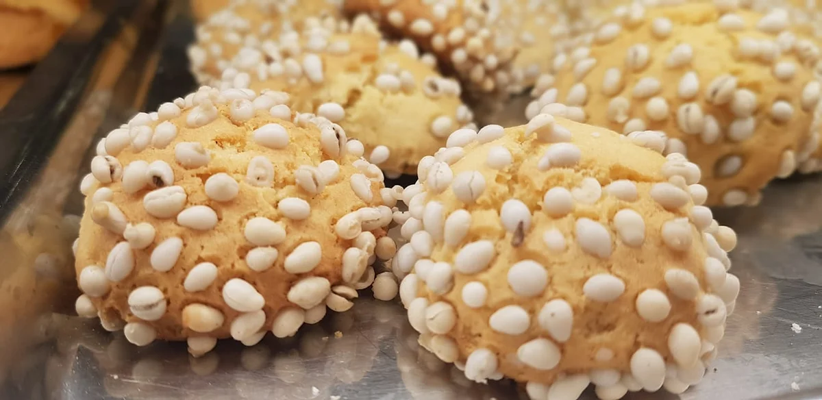 Sicilian Anasini biscuits with almonds and anise