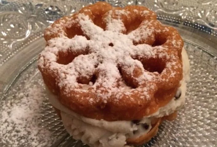 Crisp Pantelleria rosettes filled with ricotta cream and dusted with icing sugar