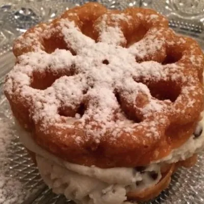 Pantelleria Sweet ‘Kisses’: Crisp Ricotta-Filled Rosettes from the Black Pearl of the Mediterranean