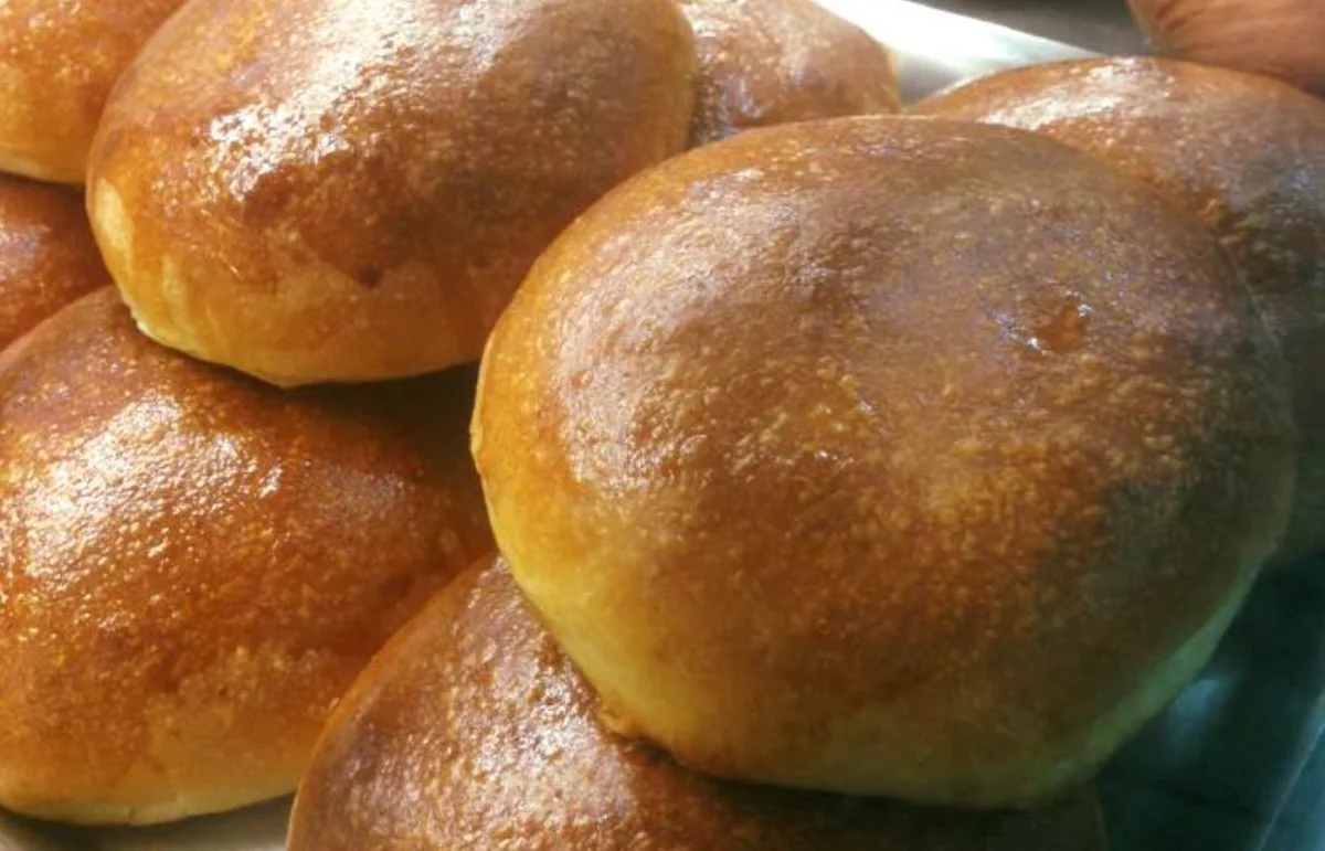 Catania fried bombs with melted mozzarella and ham on a rustic tray