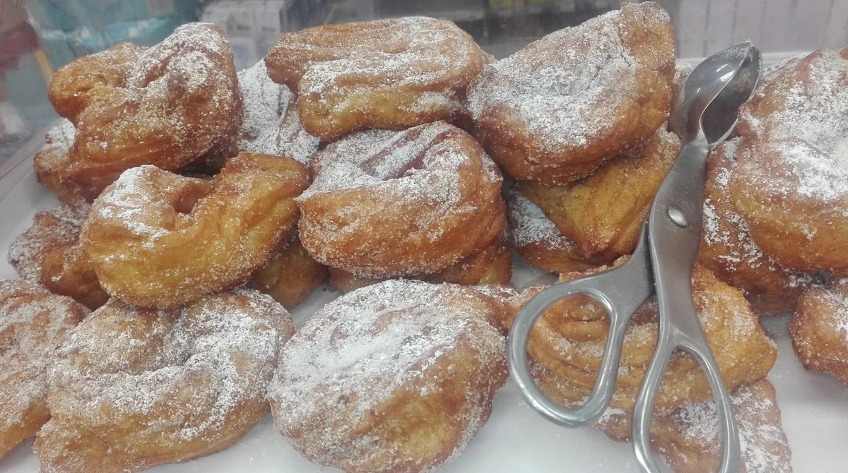 Golden Nicosia bracelets dusted with cinnamon sugar on a Sicilian ceramic tray