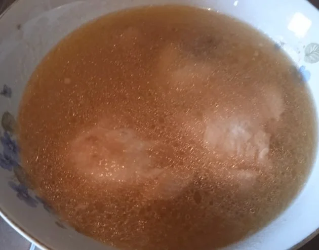 Brodo di castrato servito in ciotola di ceramica siciliana fumante