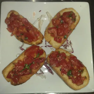 Bruschetta al pomodoro alla siciliana, un antipasto gustoso e veloce
