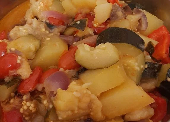 Canazzo siciliano con verdure colorate e basilico fresco servito in ciotola di terracotta