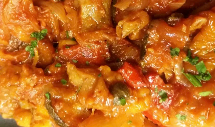 Caponata di mele con olive e sedano in ciotola di ceramica siciliana