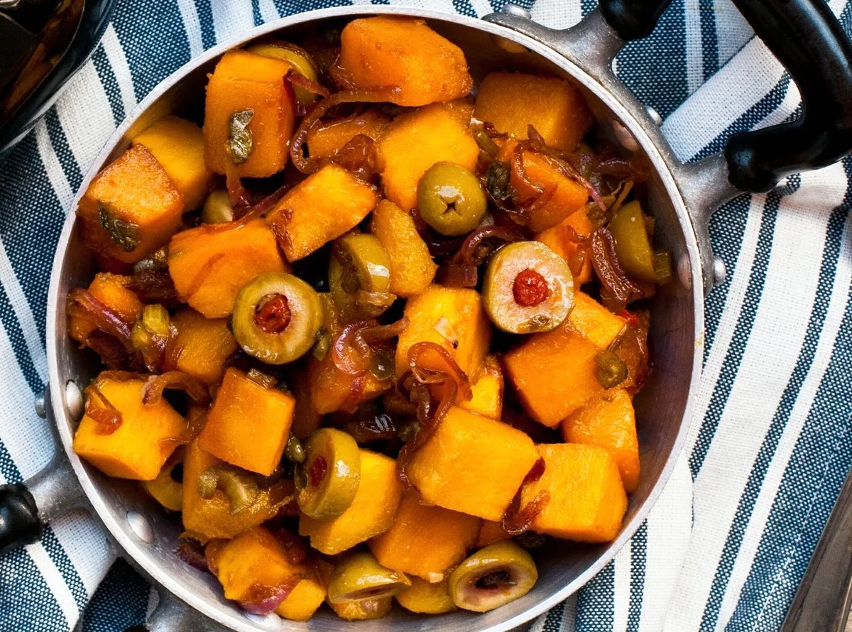 Caponata di zucca gialla siciliana con olive e capperi