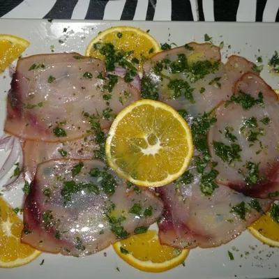 Carpaccio di pesce spada marinato, un fresco antipasto mediterraneo