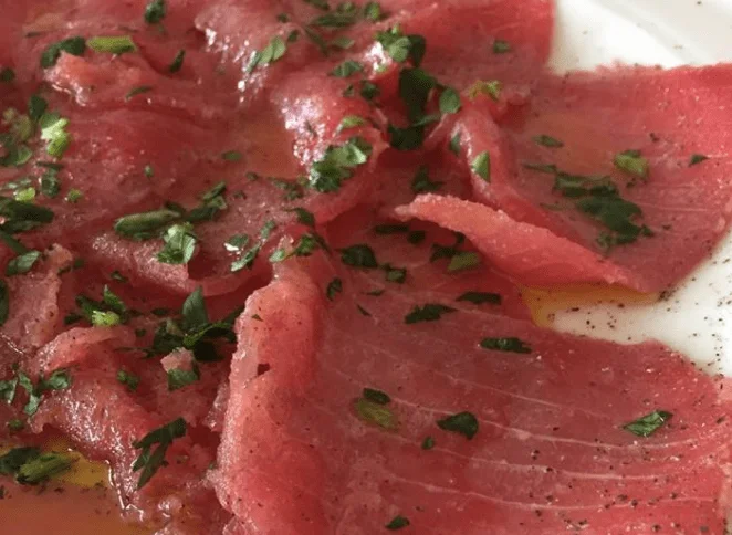 Carpaccio di tonno: gusto mediterraneo in ogni fettina