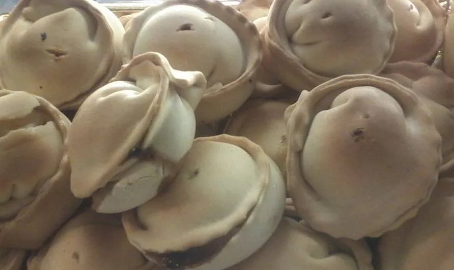 Golden Pantelleria cassatelle filled with ricotta and chocolate