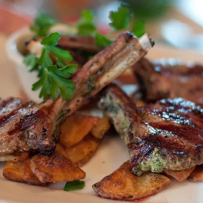 Castrato ai carboni: Un'esperienza autentica di grigliata siciliana