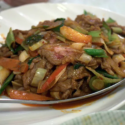 Castrato al sugo bianco: Un classico siciliano dal sapore delicato