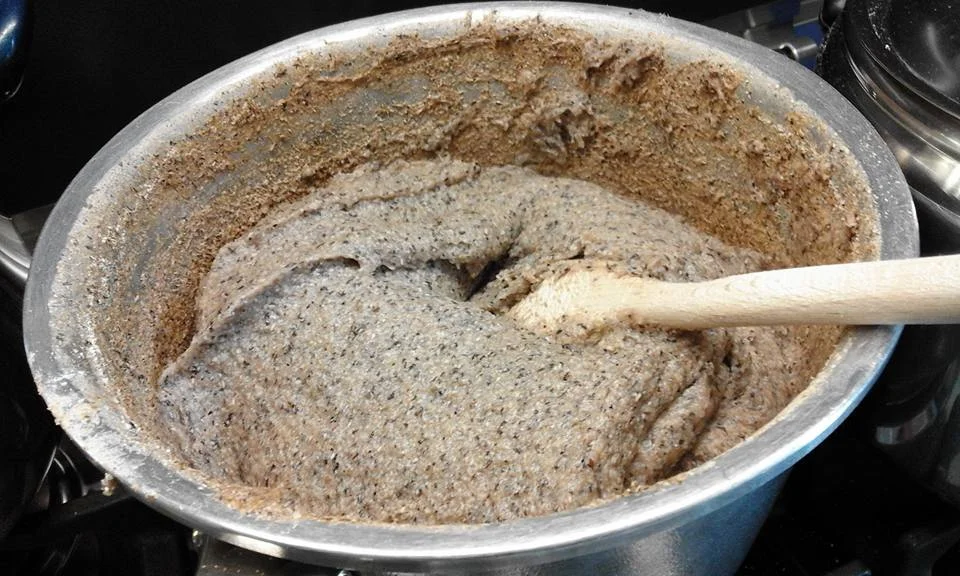 Caturro di Scicli servito in ciotola di terracotta con olio e verdure