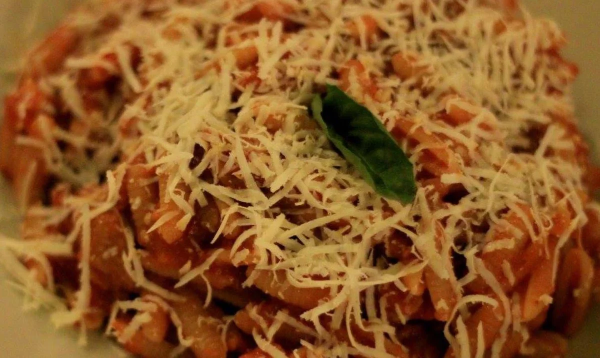 Agrigento-style cavatelli with fried aubergines, tomato and ricotta salata on a Sicilian ceramic plate