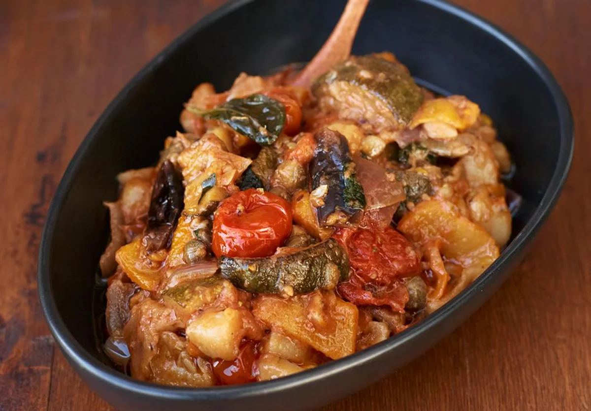 Ciaki ciuka di Pantelleria servito in teglia con verdure colorate, mandorle e capperi