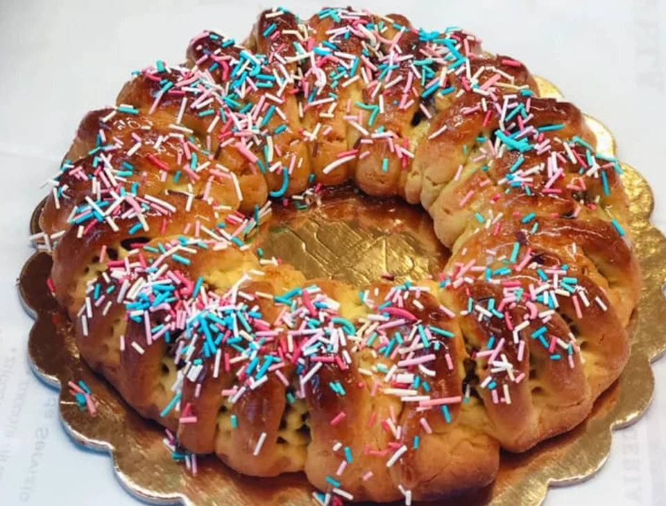 Sicilian filled ring cake with fig and nut filling