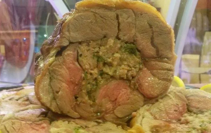 Ciarbiḍḍuzzu abbuttunatu, cosciotto di capretto ripieno alle erbe e formaggio su teglia rustica