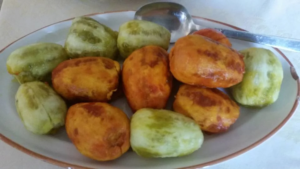 Confettura di fichi d’India in vasetto di vetro con frutti freschi siciliani sullo sfondo