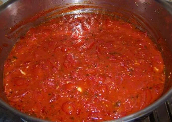 Conza al pomodoro fresca servita in ciotola di ceramica siciliana