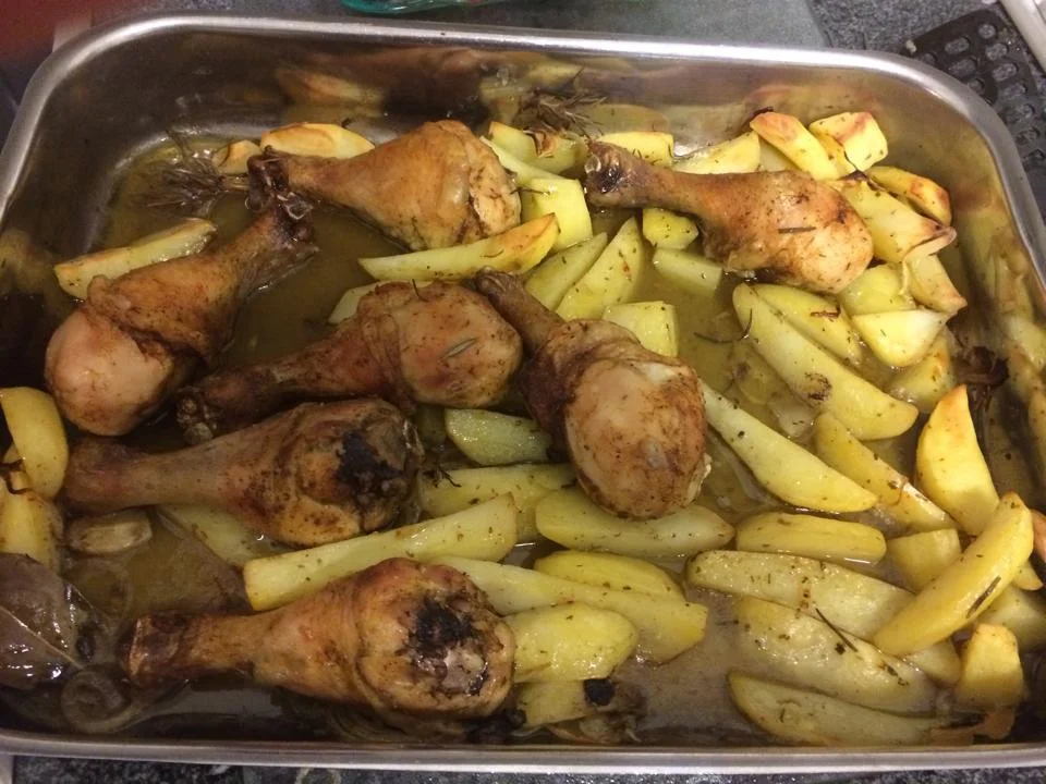 Cosce di pollo al forno alla siciliana dorate e profumate con salvia e rosmarino