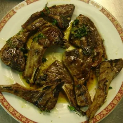 Costolette di agnello alla brace: Un classico della grigliata siciliana