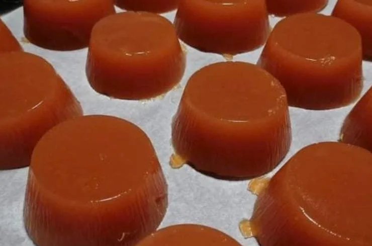 Cubetti di cotognata siciliana dorata serviti su un piatto di ceramica decorata