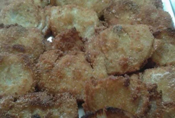 Cotolette di finocchi al forno croccanti servite su piatto di ceramica siciliana decorata