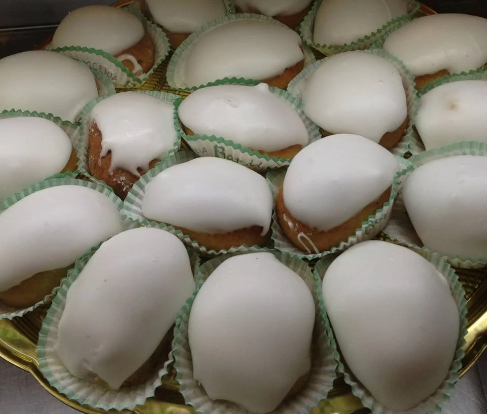 Cucchiteddi di Sciacca glassati bianchi con ripieno di zuccata