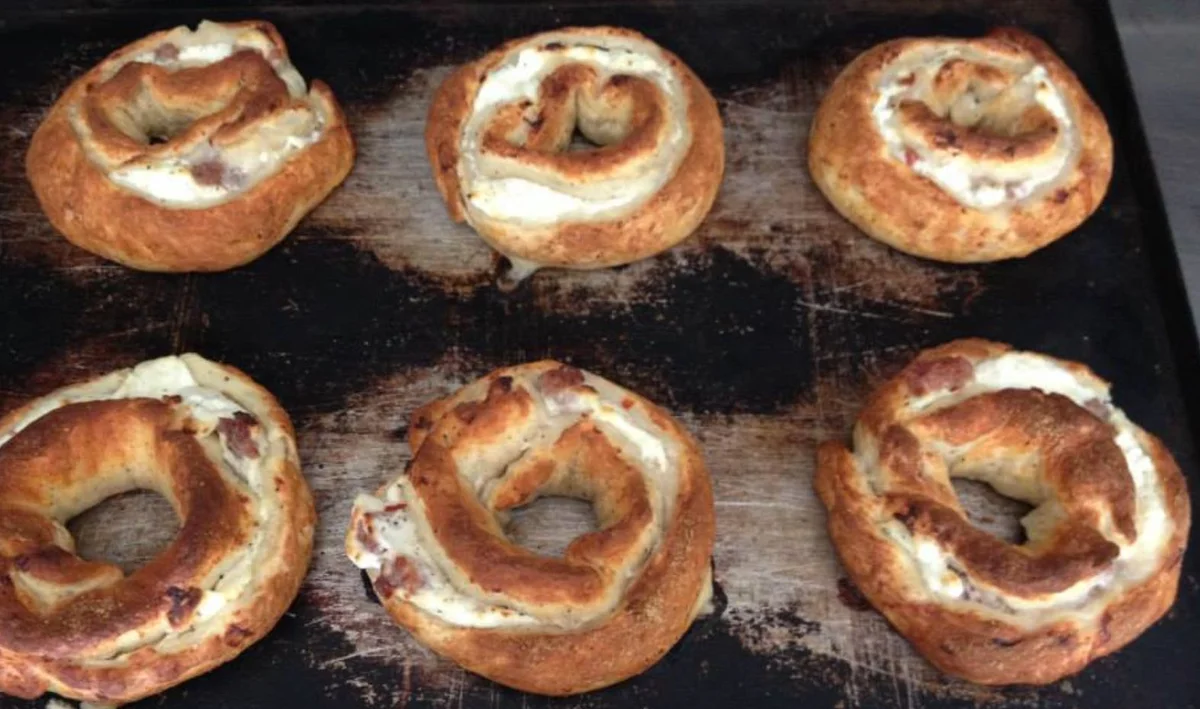 Cucciḍḍatu scaniatu di Scicli con ricotta e salsiccia appena sfornato su una teglia rustica