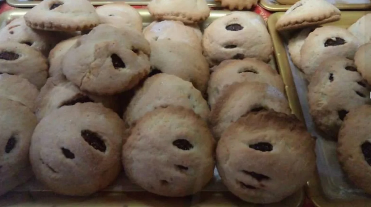 Cuffiteddi di Calascibetta dorate e zuccherate su vassoio rustico natalizio