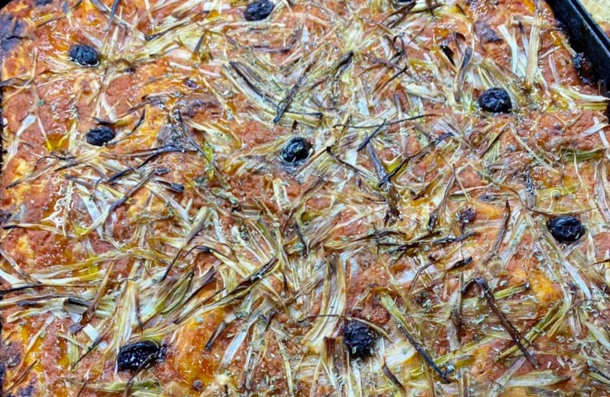 Favazza termitana dorata con cipolle, olive e acciughe su teglia siciliana