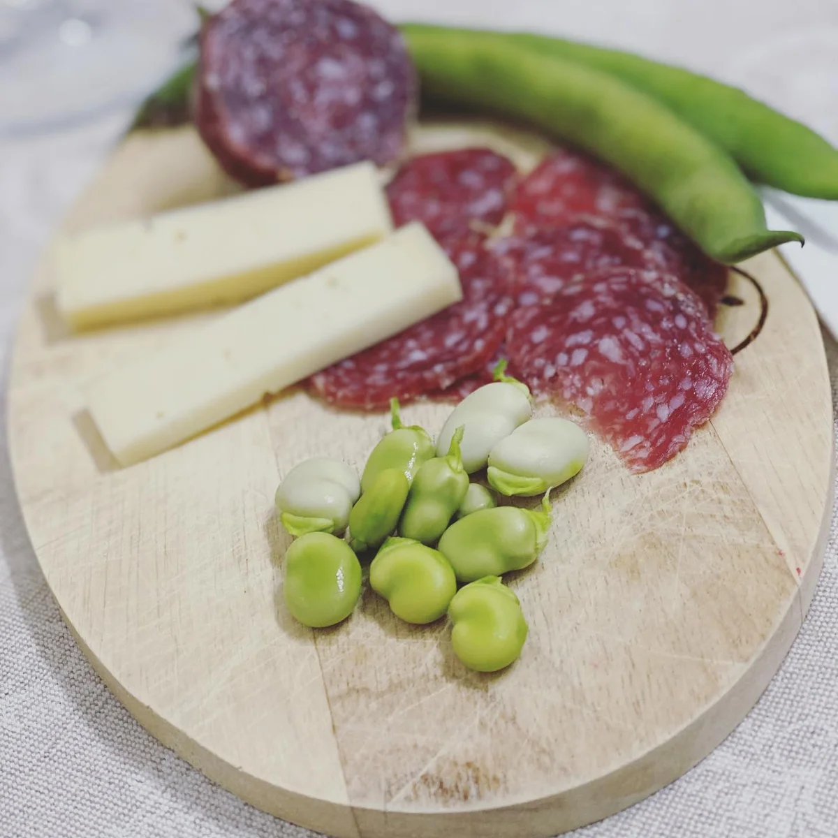 Fave fresche con pecorino e salame