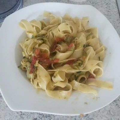 Fettuccine con zucchine e pomodorini