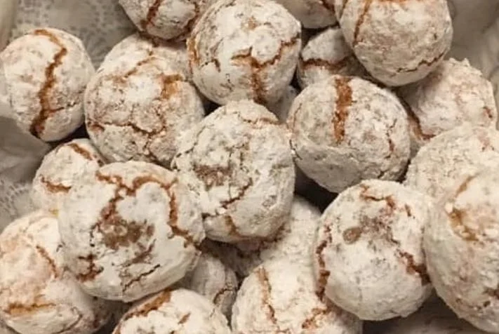 Fior di mandorla su piatto di ceramica siciliana decorato