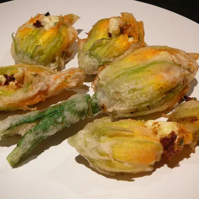 Fiori di zucca fritti con cuore di tuma: Un antipasto siciliano irresistibile