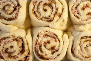 Focaccia arrotolata con salsiccia e ricotta