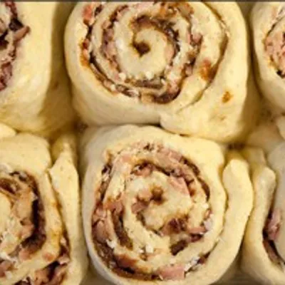 Focaccia arrotolata con salsiccia e ricotta: Un rustico siciliano da condividere