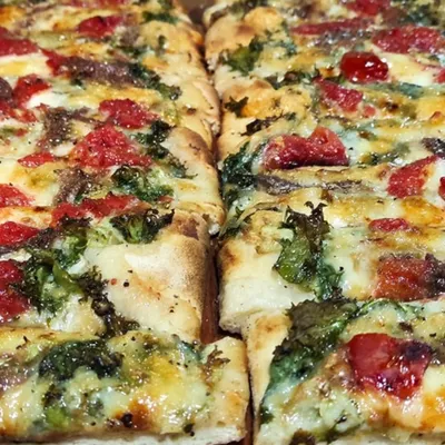 Focaccia messinese: un classico della tradizione messinese con tuma, pomodori e scarola