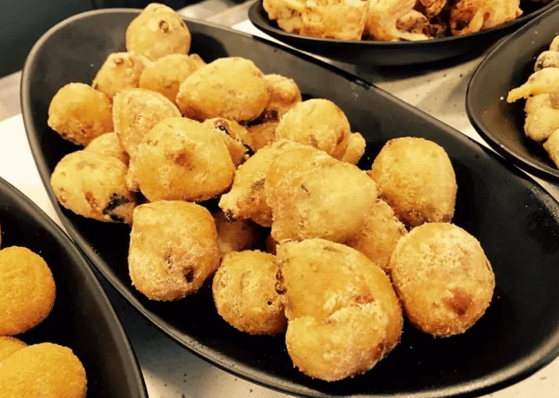 Frittelle di uova con prosciutto e formaggio: Un piatto saporito per tutti