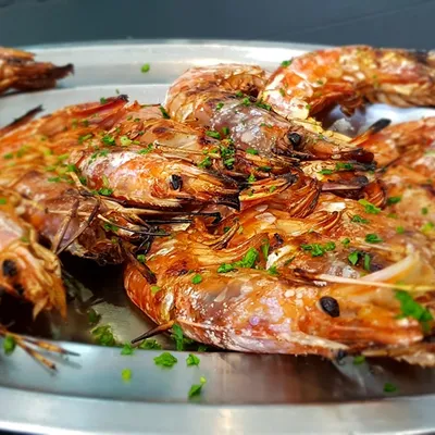 Gamberoni al forno: il profumo del mare in tavola