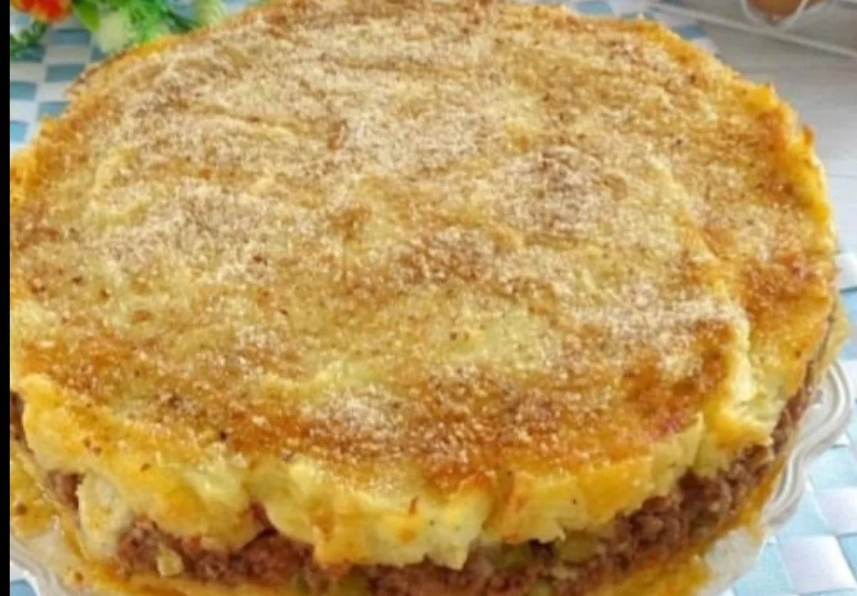 Gateau di patate al ragù palermitano con crosta dorata e ripieno filante di carne e piselli