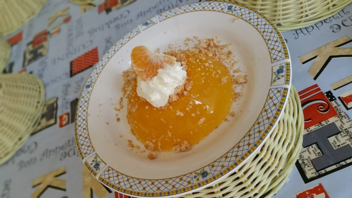 Gelo di mandarino servito in coppette di ceramica siciliana