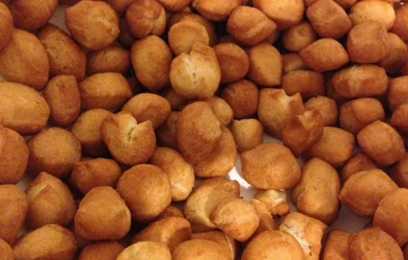 Gigi eoliani glassati al vino cotto su piatto in maiolica siciliana