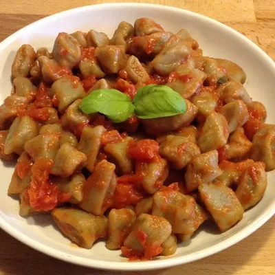 Gnocchi di melanzane con sugo di pomodorini: Un primo piatto estivo e siciliano