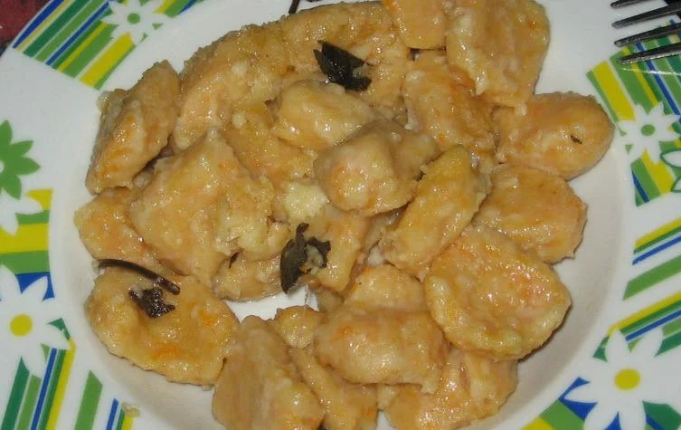 Gnocchi di zucca con burro e salvia serviti in piatto siciliano