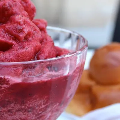 Granita di gelsi, un rinfrescante dolce siciliano
