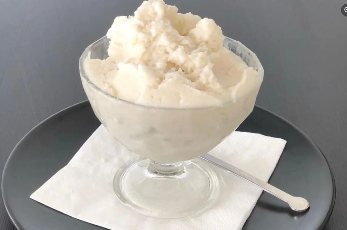 Granita di mandorle servita in coppa con brioche siciliana