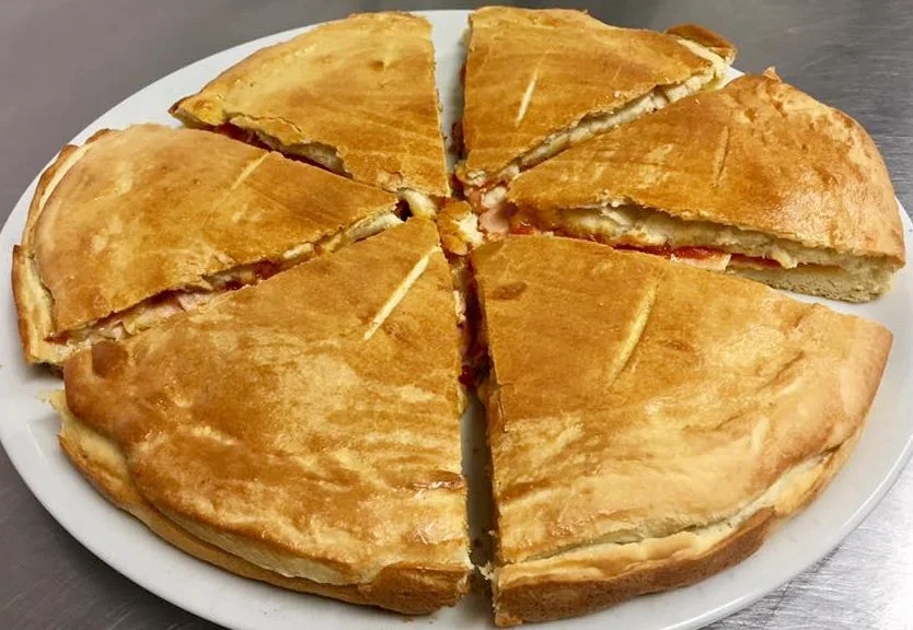 Focaccia rustica ennese con salumi e formaggio pecorino