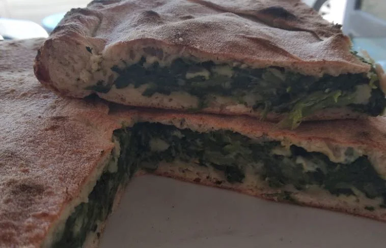 Impanata di bietole siciliana dorata con ripieno di verdure e pomodori secchi