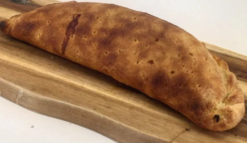 Impanata licatese dorata e fragrante con ripieno di carne, cavolfiore e patate tipica della cucina di Licata